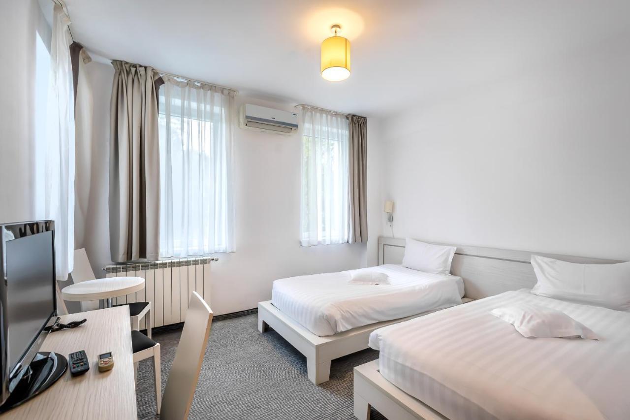 Alex&George Boutique Hotel Клуж-Напока Экстерьер фото