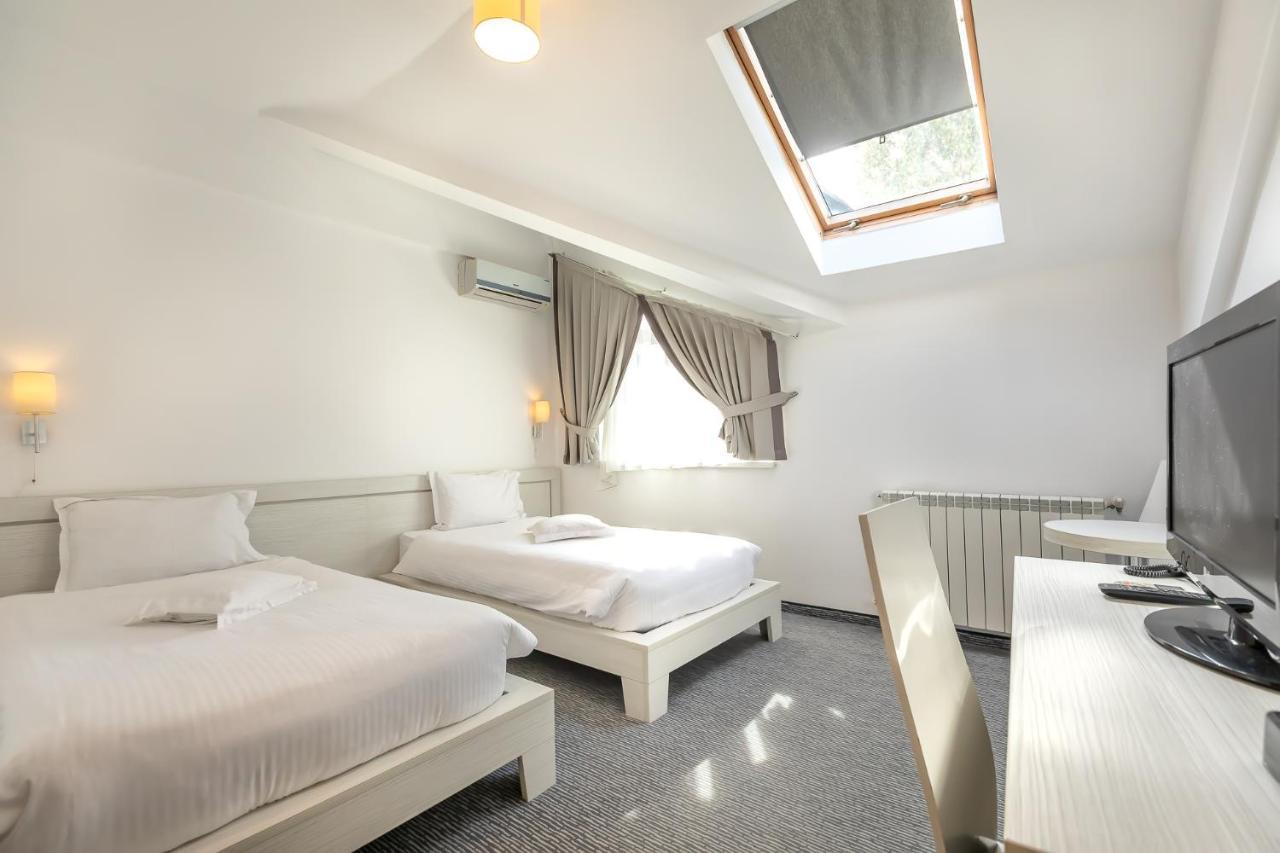 Alex&George Boutique Hotel Клуж-Напока Экстерьер фото
