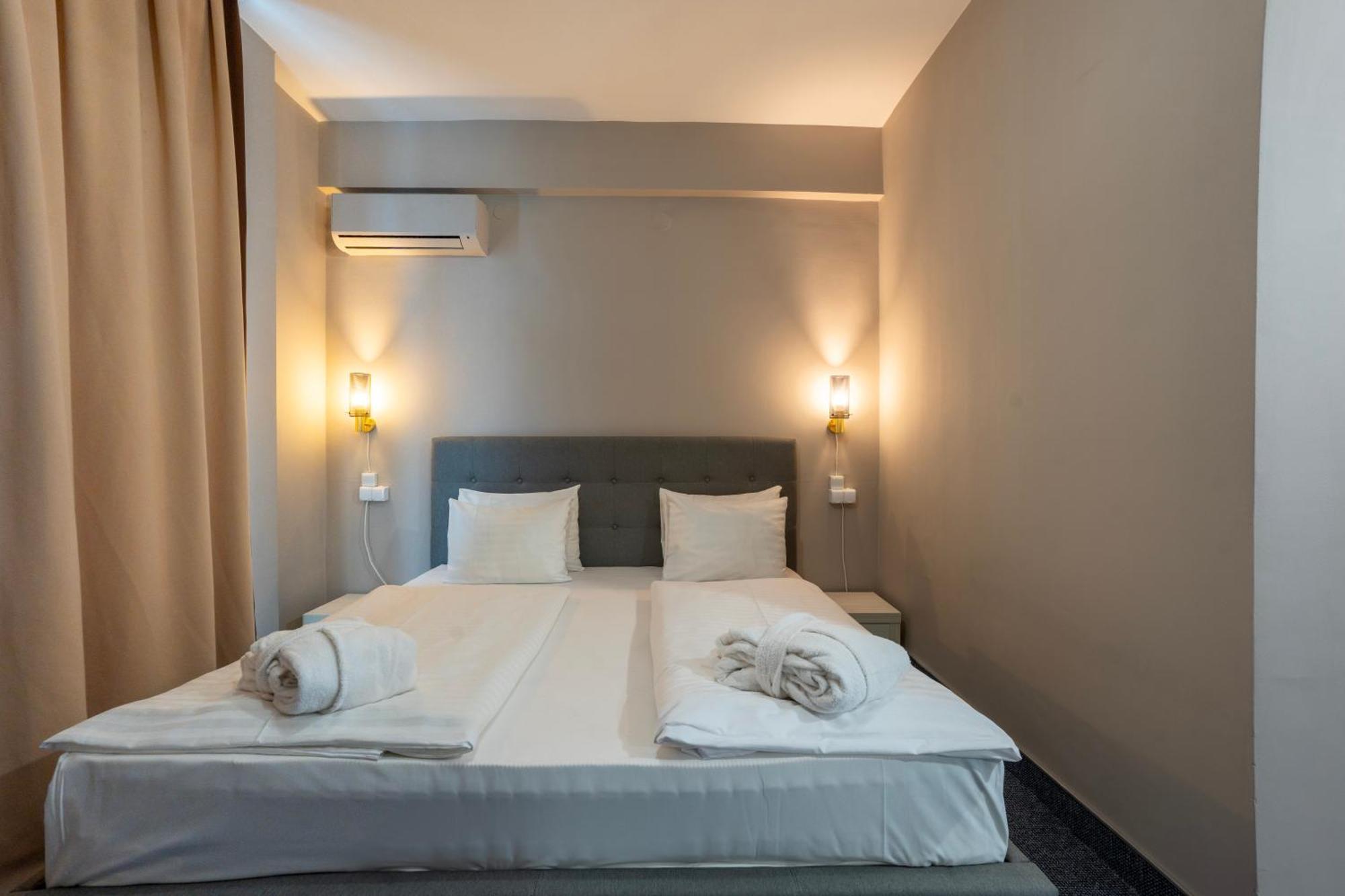 Alex&George Boutique Hotel Клуж-Напока Экстерьер фото