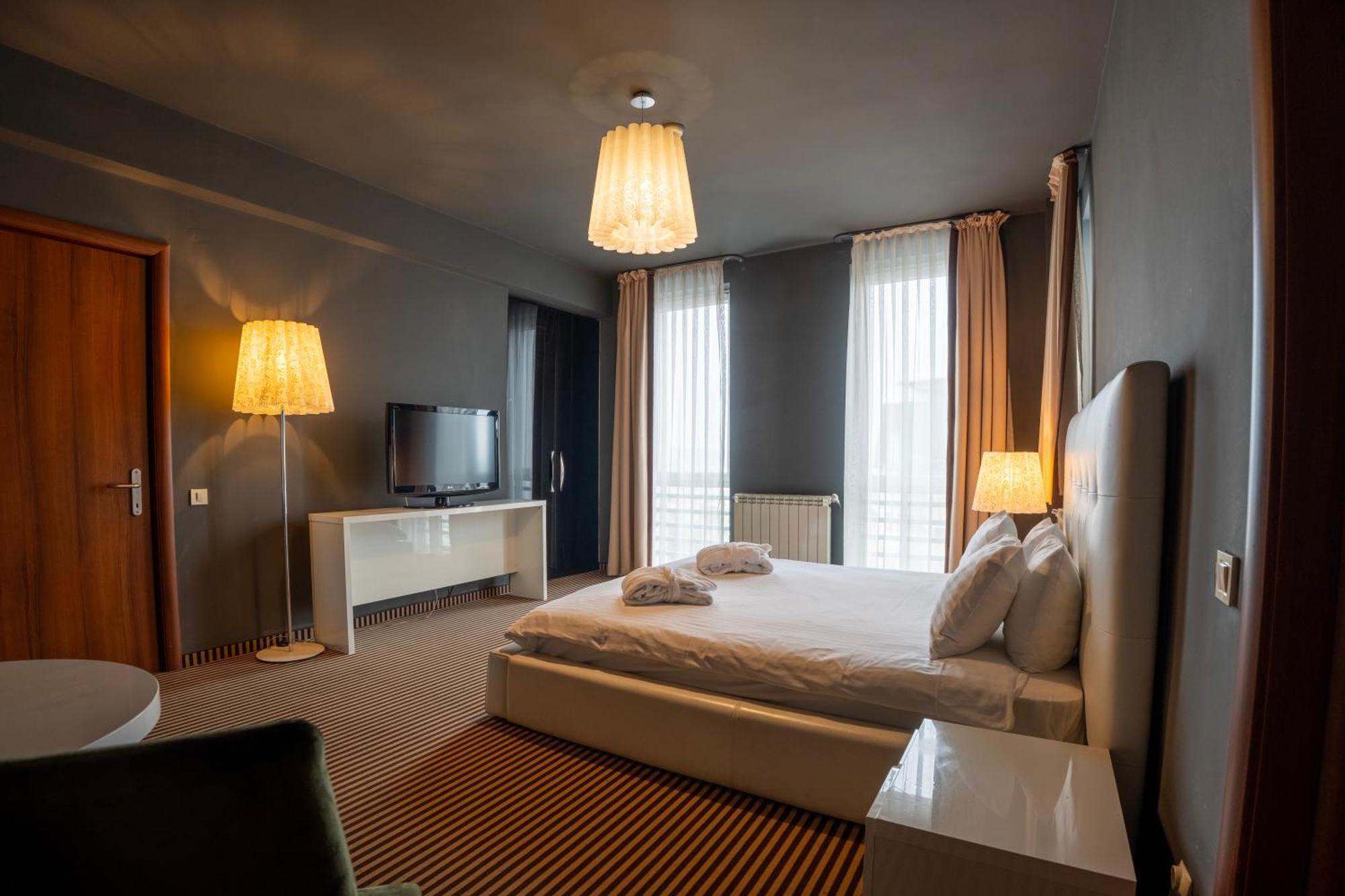 Alex&George Boutique Hotel Клуж-Напока Экстерьер фото