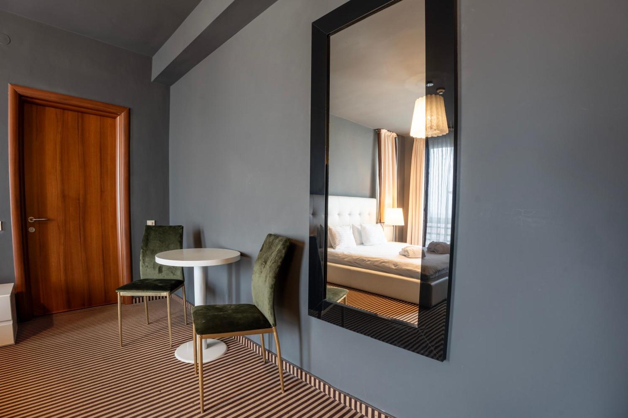 Alex&George Boutique Hotel Клуж-Напока Экстерьер фото