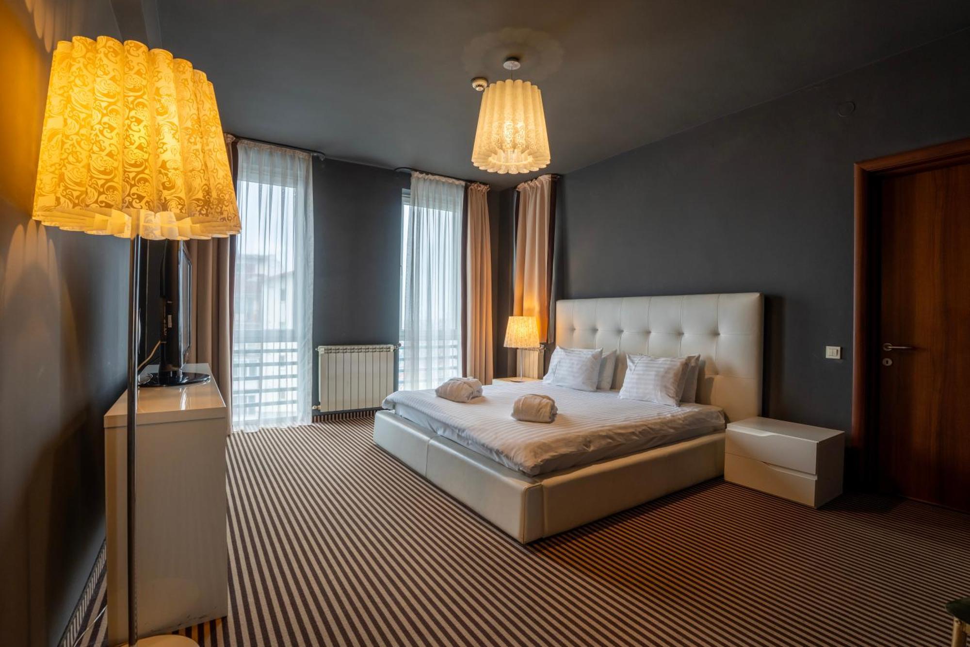 Alex&George Boutique Hotel Клуж-Напока Экстерьер фото