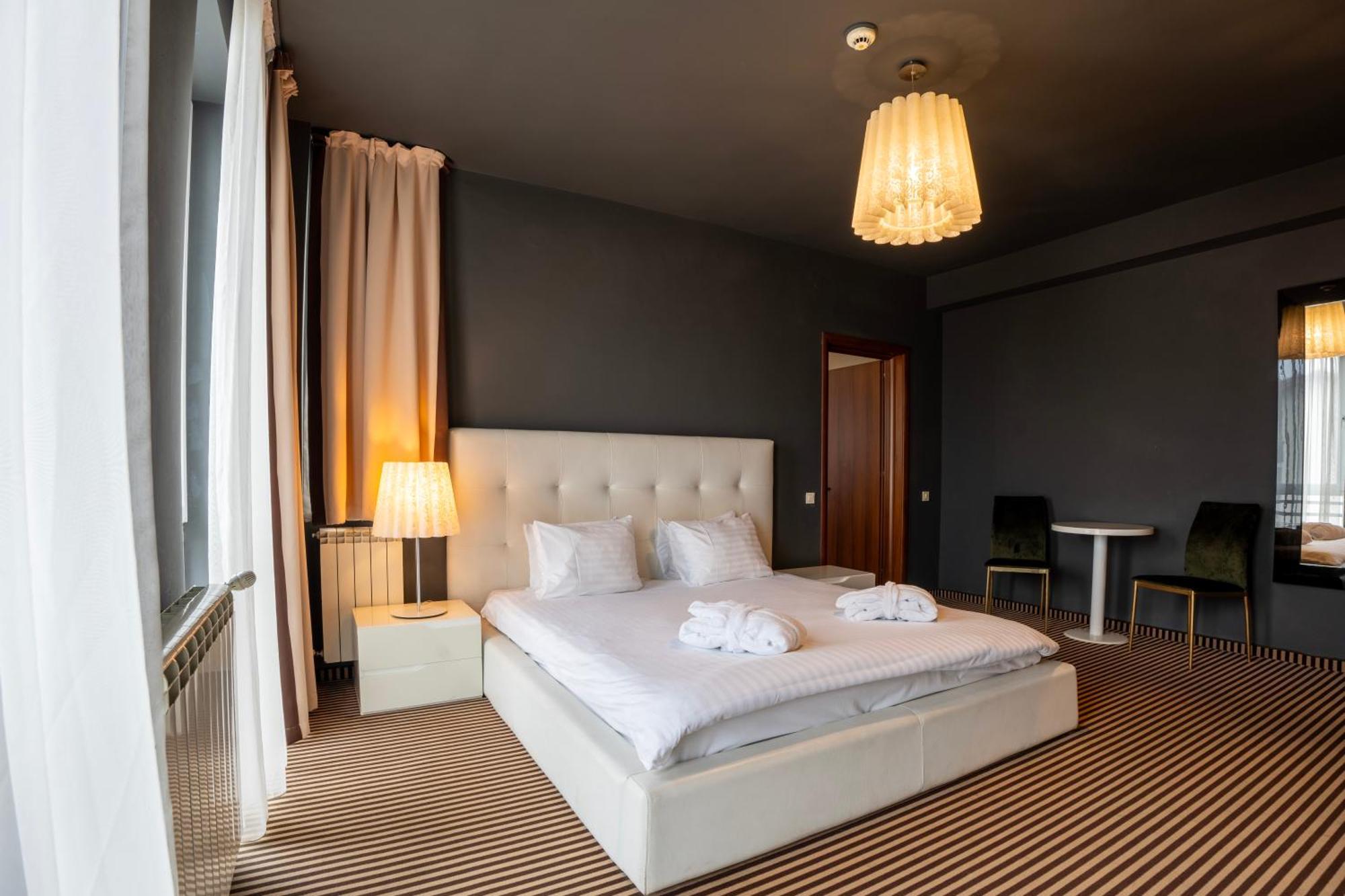 Alex&George Boutique Hotel Клуж-Напока Экстерьер фото